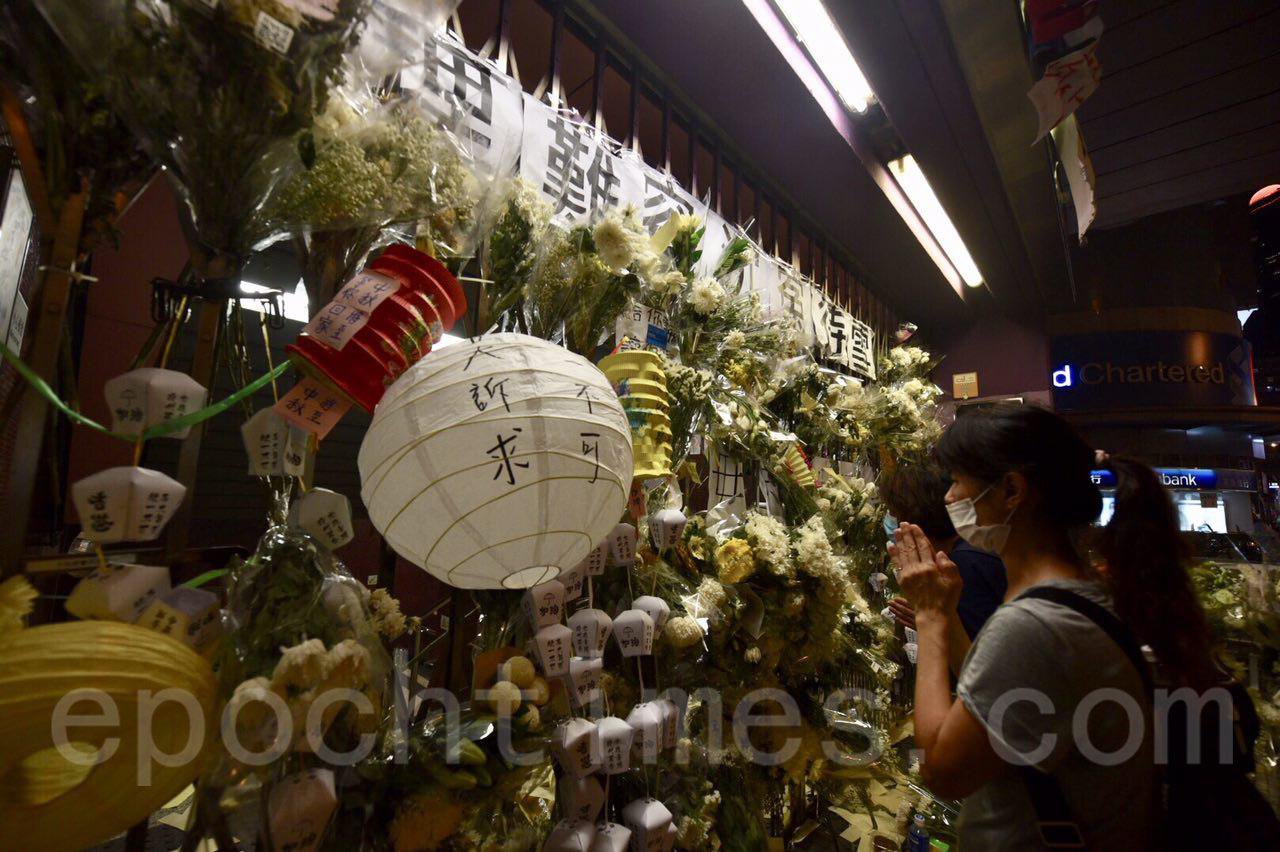 13日中秋夜，大批香港市民到太子站追悼8.31被打死的港人。（文瀚林／大紀元）