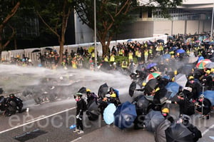 【9.15反送中組圖】警民中環對峙 港警發射催淚彈驅散抗議人群