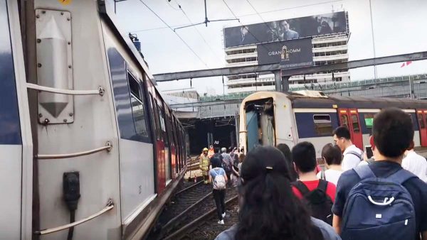 一列行駛於新界與市區之間的東鐵列車在紅磡總站斷裂成兩截，部份車門打開，旅客自行下車。（影片截圖）