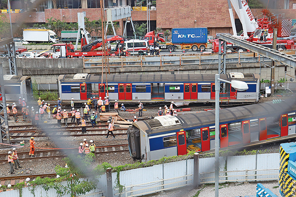 9月17日上午8時31分，港鐵東鐵綫列車在即將駛入紅磡站前數十米時，第四至六卡列車出軌，其中第四及五卡斷開兩截，八名乘客受傷。（王偉明／大紀元）