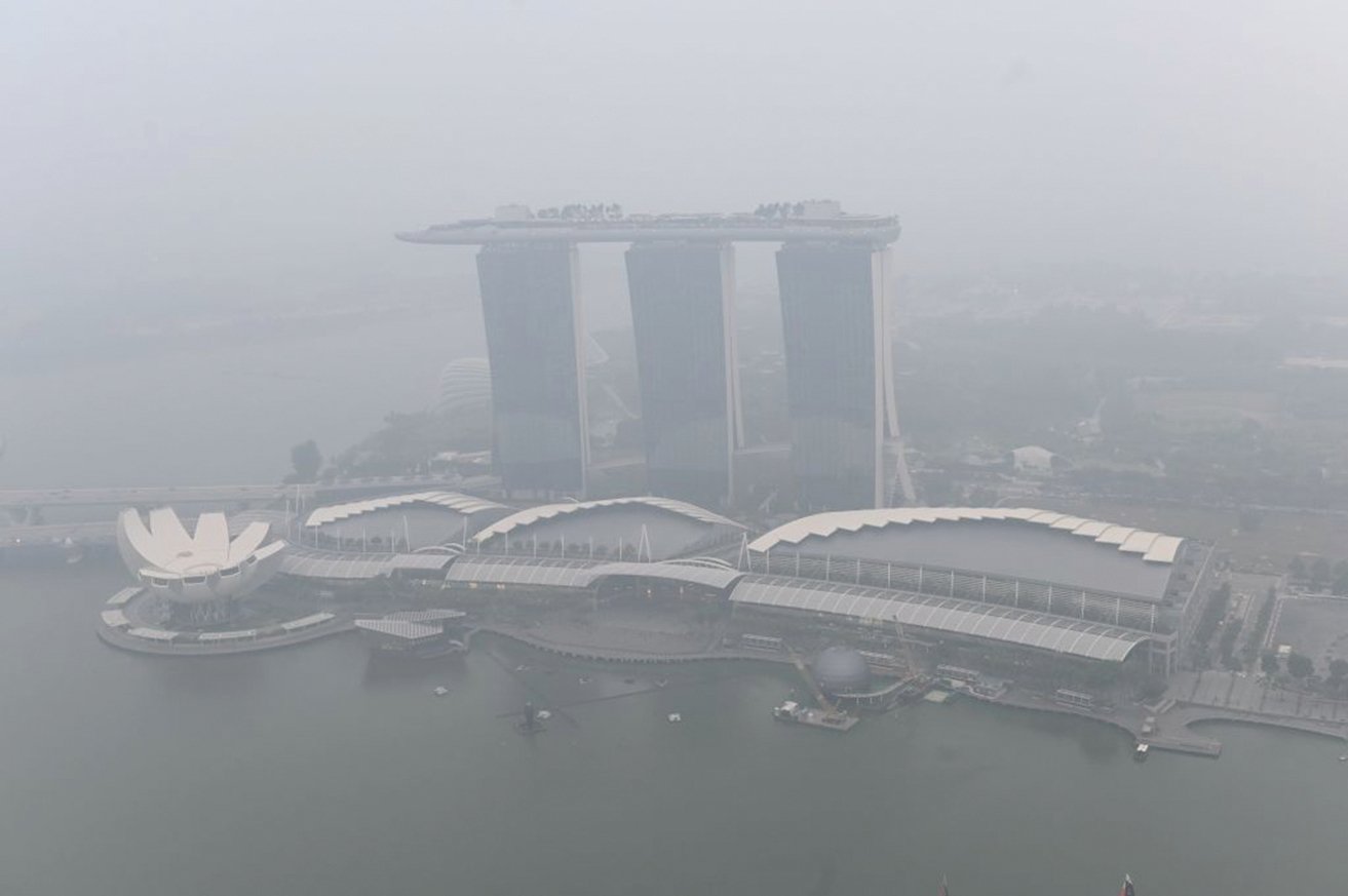 9月18日，印尼森林大火產生的有毒煙霧使全國和鄰國新加坡、馬來西亞的空氣質量惡化，圖為新加坡濱海灣金沙酒店及度假村。（AFP）