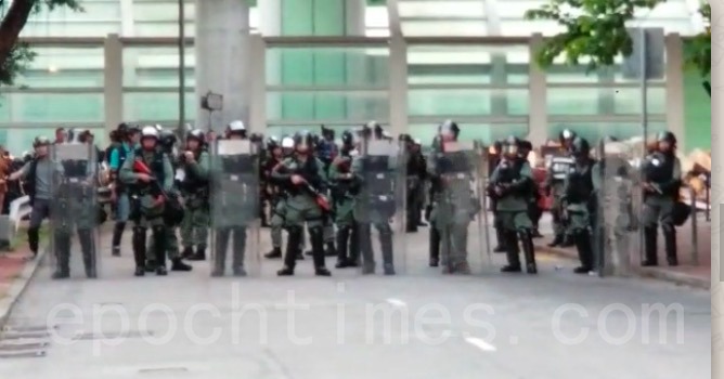 警清場到屯門青海圍  民眾不滿罵警至全撤
