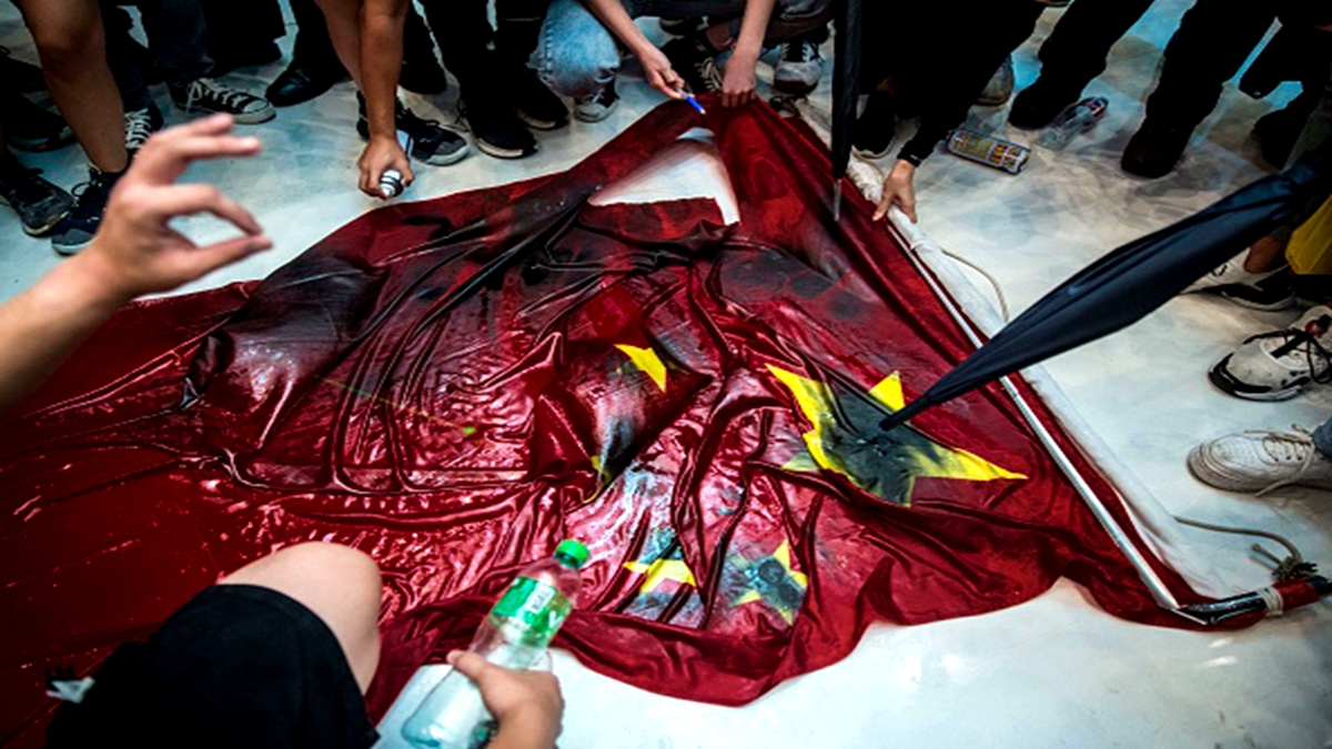 9月22日下午，在香港沙田區新城廣場抗議活動中，中共血旗被示威者集體踩踏、噴漆後丟棄河中。（ISAAC LAWRENCE/AFP/Getty Images）