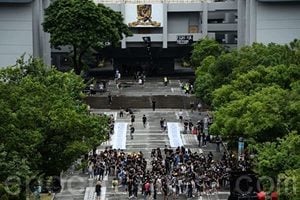 中大進行三罷「百萬連儂大道」文宣行動