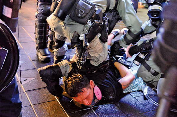 港人8月31日發起不同形式的活動，繼續抗議。銅鑼灣有示威者被警方抓到。（宋碧龍／大紀元）