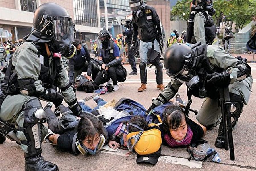 9月29日港警在金鐘狂抓抗爭者，3名女孩同時被抓。（宋碧龍／大紀元）