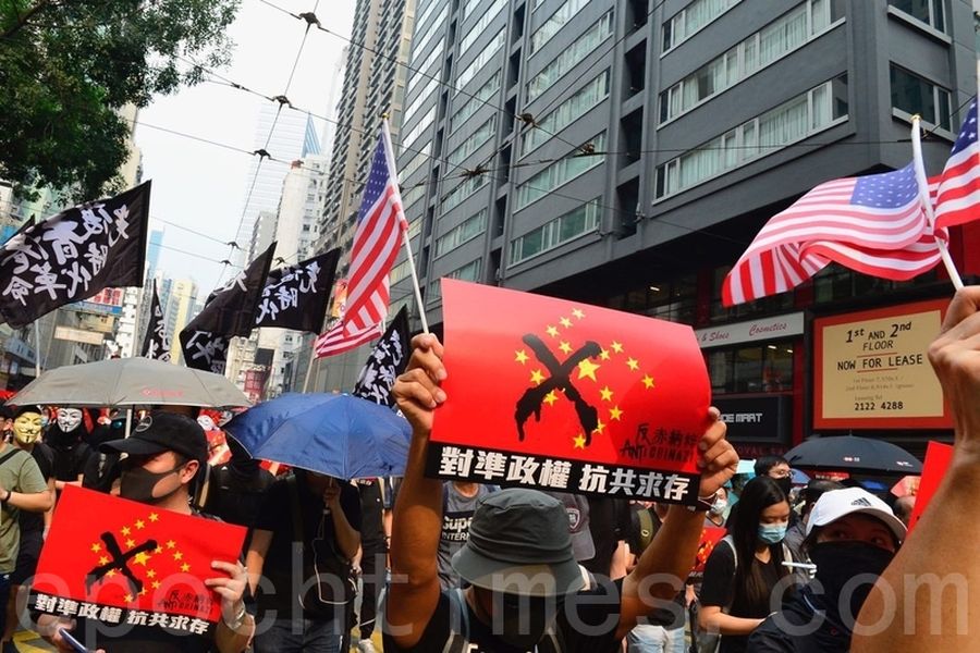 圖為2019年9月29日，香港民眾參加反極權遊行，手上拿著標語或旗子表達訴求。（余天祐／大紀元）