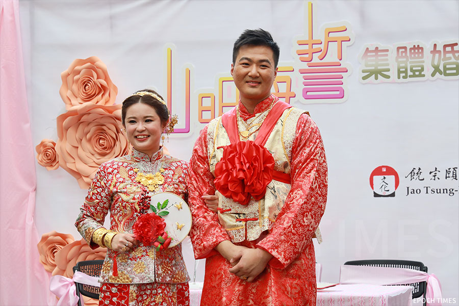 潘氏夫婦特意選擇在富有中國傳統文化的饒館舉行婚禮，又認為採用中式儀式舉行婚禮，能凸顯中國人的文化。（王偉明／大紀元）