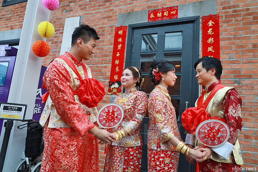 近日饒宗頤文化館聯同香港中華禮儀振興會在富有歷史文化氣息的建築群內舉辦集體婚禮。（王偉明／大紀元）