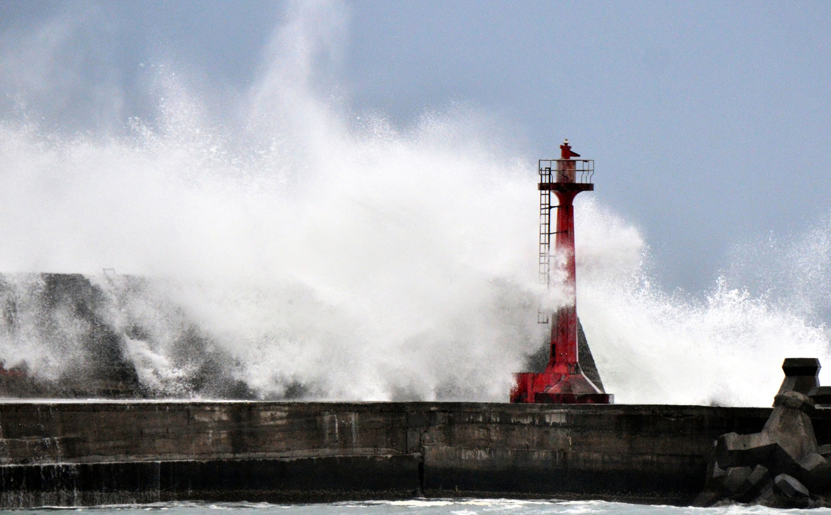 強烈颱風尼伯特暴風圈7日晚間接觸台灣台東陸地，東海岸掀起10多公尺高巨浪。（中央社）