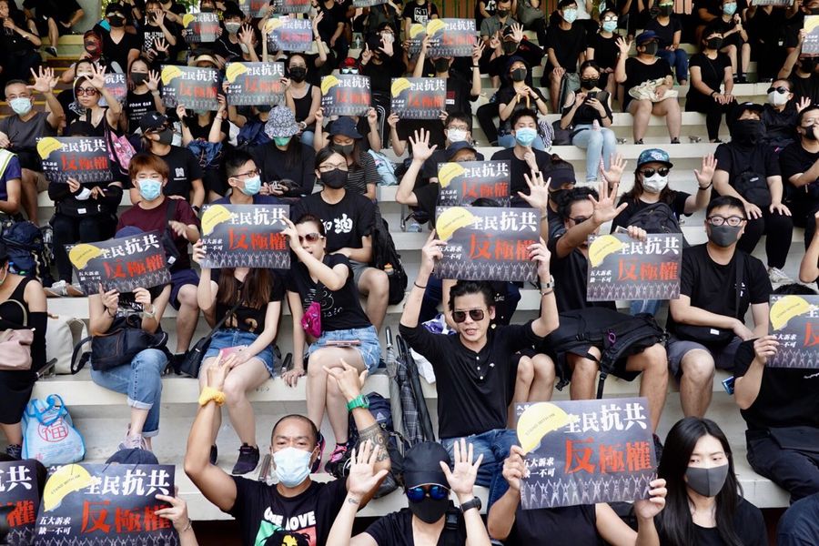 2019年10月1日，香港市民於灣仔修頓球場聚集，高喊口號。（余鋼／大紀元）
