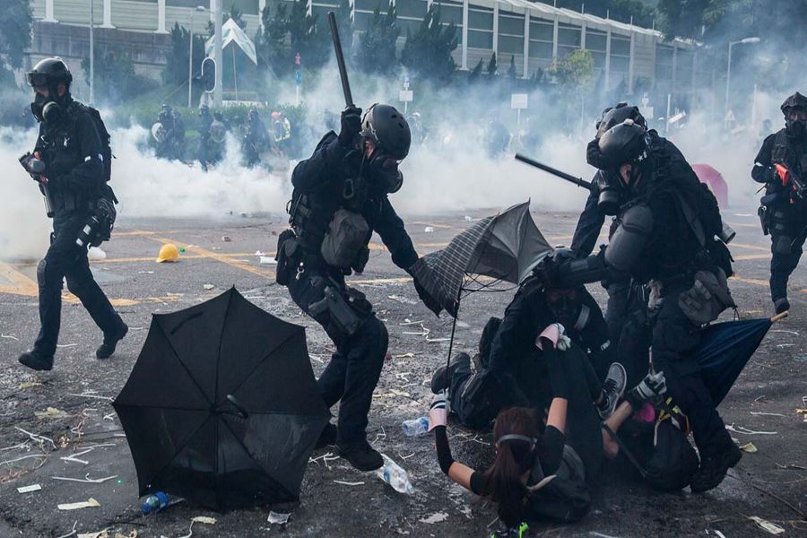 圖為10月1日，香港警察正在毆打和抓捕抗爭者。（ISAAC LAWRENCE／AFP／Getty Images）