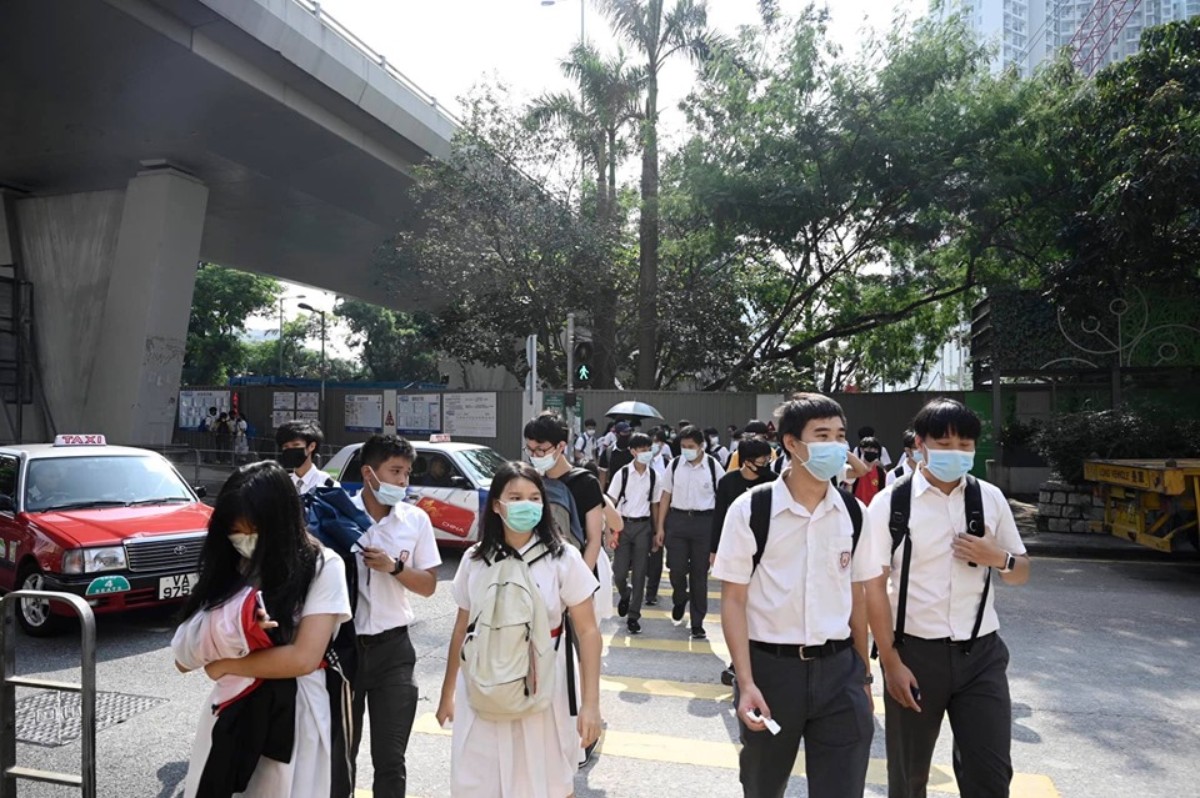 「929 衝突」96 人被控暴動今（10 月 2 日）提堂，約數十名油尖旺區學生於學校集合前往西九龍裁判法院聲援。