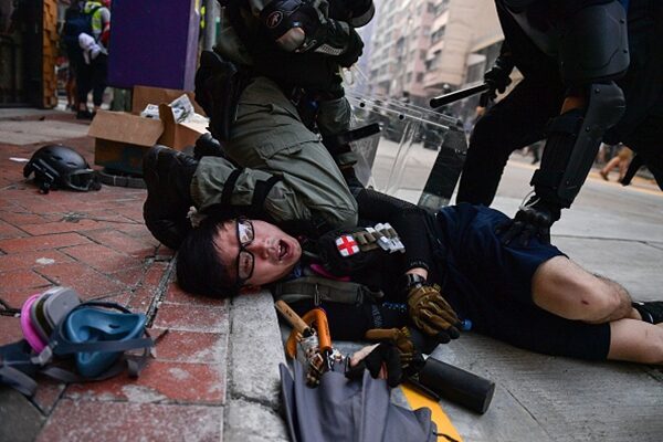 10月1日，數萬港警傾巢出動大抓捕。（NICOLAS ASFOURI/AFP/Getty Images）