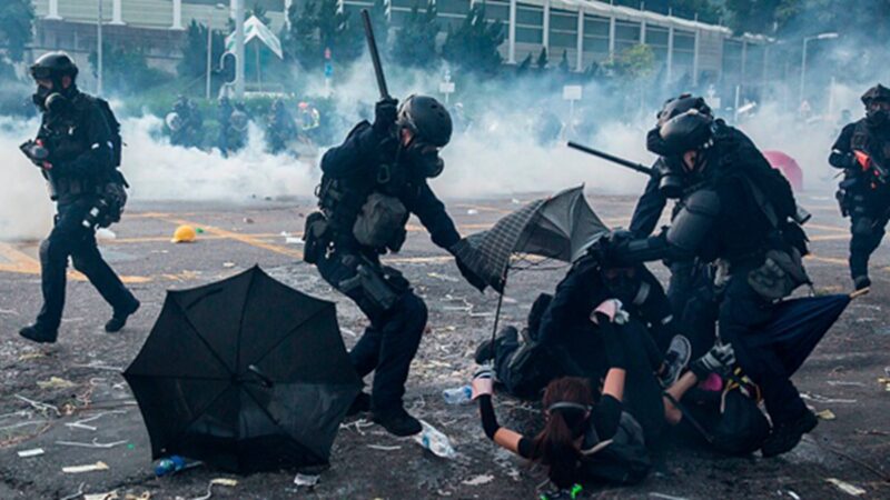 10月1日，港警對抗爭者暴力鎮壓升級。（ISAAC LAWRENCE/AFP/Getty Images）