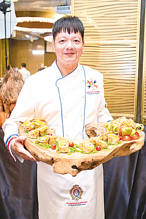 主廚吳建國製作素食的柚子料理。