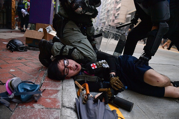 10月1日，數萬港警傾巢出動大抓捕。（NICOLAS ASFOURI／AFP／Getty Images）