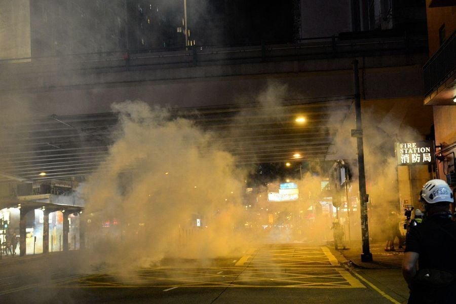《禁蒙面法》生效 香港首次18區全上街抗議
