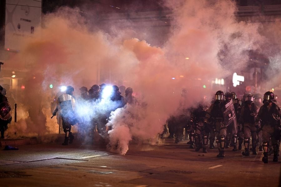 2019年10月4日，防暴警察向銅鑼灣地區的抗爭者發射催淚彈。（MOHD RASFAN／AFP via Getty Images）