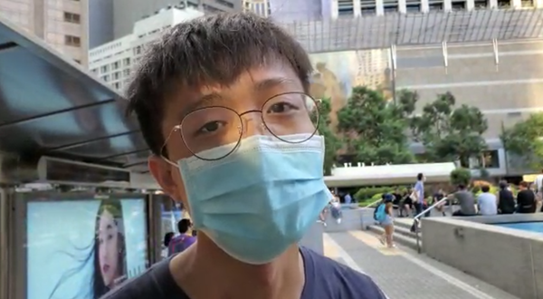 趙姓男大學生接受大紀元採訪，《禁蒙面法》背後是《緊急法》所衍生的政治行動，他強調香港不是法治社會。（駱亞 /大紀元）