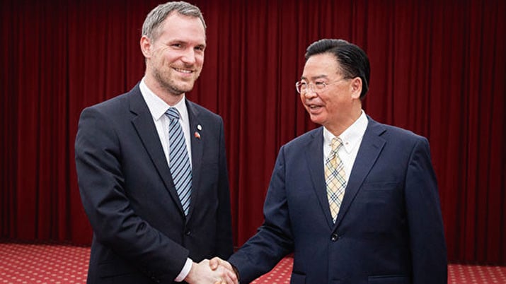 布拉格市長賀瑞普（Zdenek Hrib）（左）訪問台灣時與台灣外交部長吳釗燮（右）握手致意。（陳柏州／大紀元）