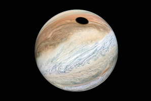 照片顯示木星表面出現巨大「黑洞」