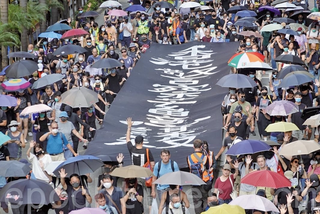 10月4日港府宣佈訂立《禁蒙面法》，引發許多香港民眾的不滿。圖為10月5日，香港民眾在港島遊行，從銅鑼灣SOGO起步到中環遮打花園抗議《禁蒙面法》。（余鋼／大紀元）
