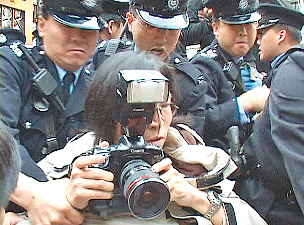 一名攝影記者遭數名警員阻止拍照。（大紀元資料圖片）