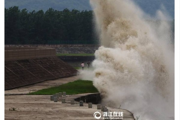 颱風「尼伯特」逼近，7月7日下午，錢塘江掀起十幾米的巨浪。（網絡截圖）