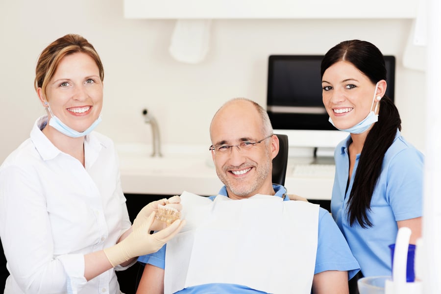 活動假牙與植牙的差異 讓口腔專業醫生告訴你