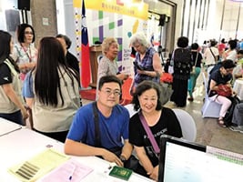 188位僑胞返台慶雙十讚「台灣成長有目共睹」