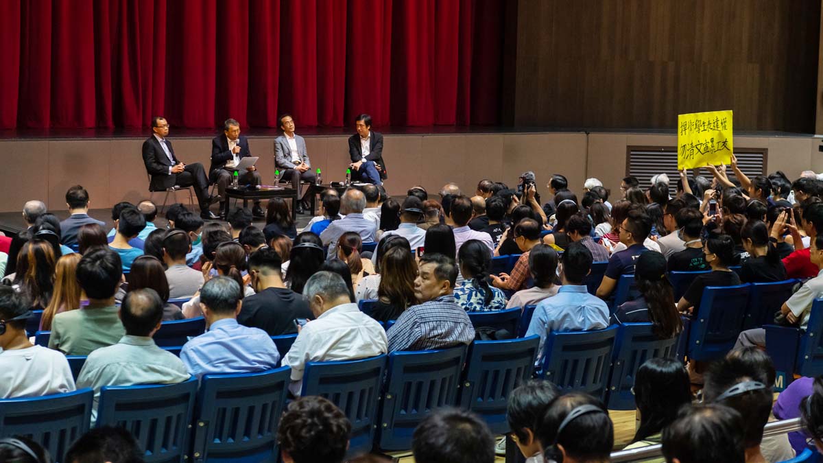 圖為10月10日，香港中文大學校長和學生、校友的對話會現場，有學生打出黃色標語。（Billy H.C. Kwok/Getty Images）