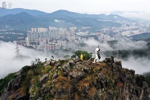 民團獅子山上立香港自由民主女神像