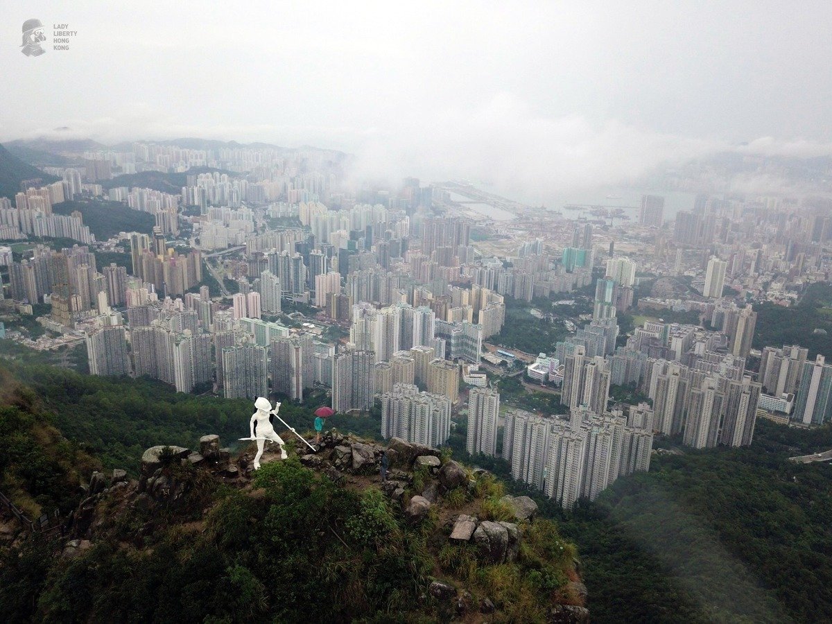 2019年10月13日凌晨五時許，20多名香港人士一同把香港民主女神像運上了獅子山。（Lady Liberty Hong Kong）