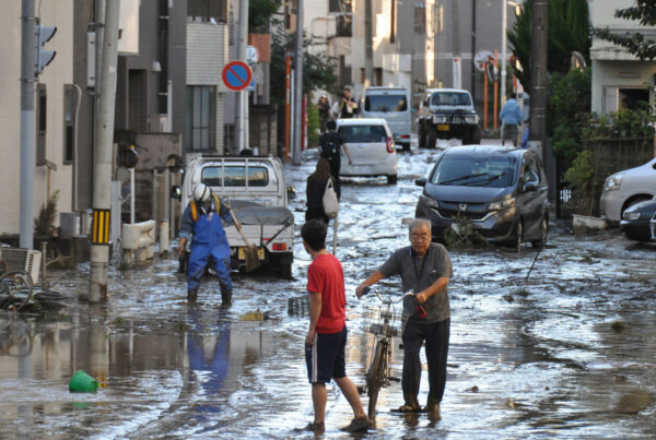 2019年10月13日，受到颱風海貝思影響，在川崎發現被淹沒的車輛。（ODD ANDERSEN/AFP via Getty Images）