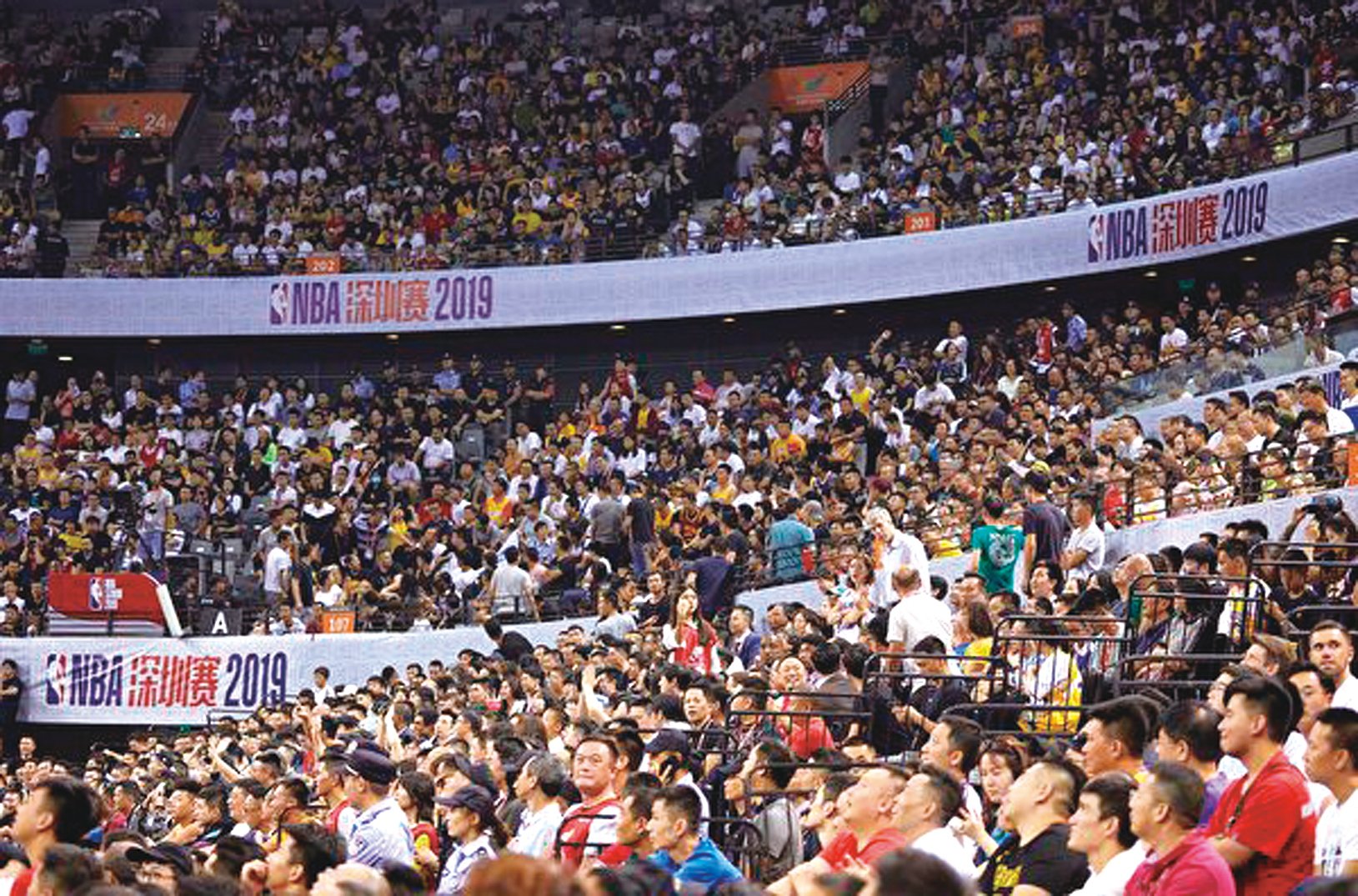 10月12日，NBA深圳比賽觀眾爆滿。（STR/AFP via Getty Images）