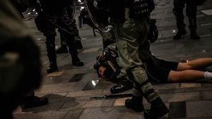 香港烽火夜 港記者後腦中彈 遭押往警署圍毆9處傷