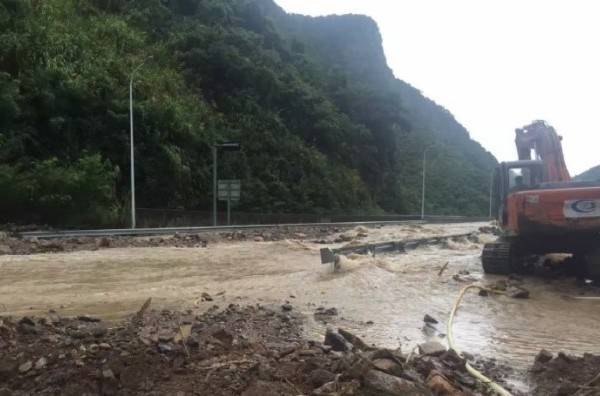福州永泰縣有高速公路被山洪衝擊。（網絡圖片）