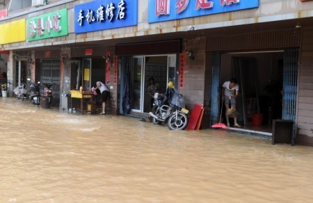 莆田市區受災民眾在清理家中積水。（網絡圖片）