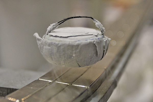 一個超導體由於其抗磁性而懸浮在一塊磁鐵上面。（維基百科）