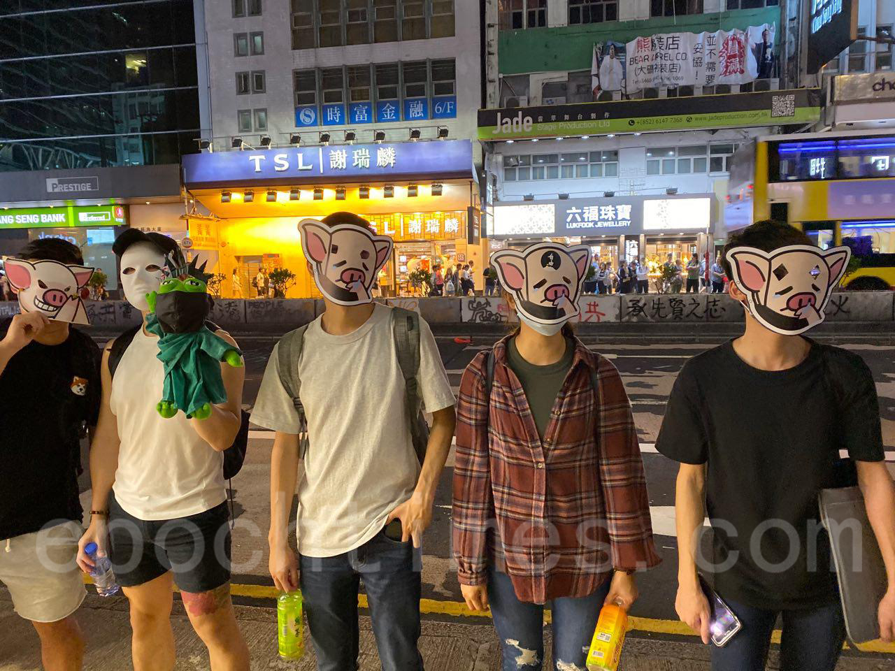 18日香港市民不為當局打壓升級，發起十八區「和你拖·面具人鏈」行動，抵制當局的《禁蒙面法》。（駱亞/大紀元）