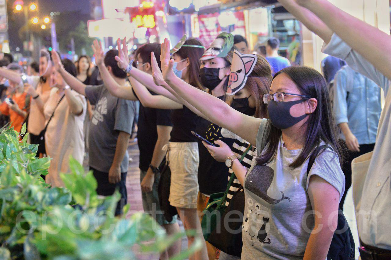 18日香港市民不為當局打壓升級，發起十八區「和你拖·面具人鏈」行動，抵制當局的《禁蒙面法》。（宋碧龍/大紀元）