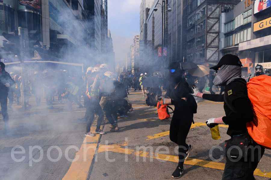 尖沙咀警署外發射多枚催淚彈