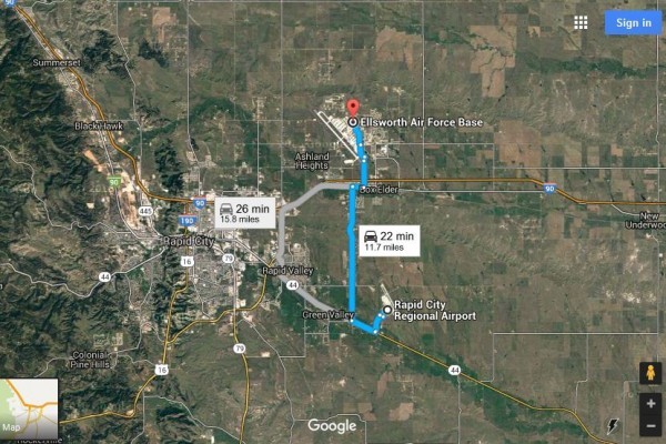 一架達美客機原本要降落在拉皮德城機場（Rapid City Regional Airport），但最後飛機卻降落在16公里遠的埃爾斯沃思空軍基地（Ellsworth Air Force Base）。（谷歌地圖截圖）