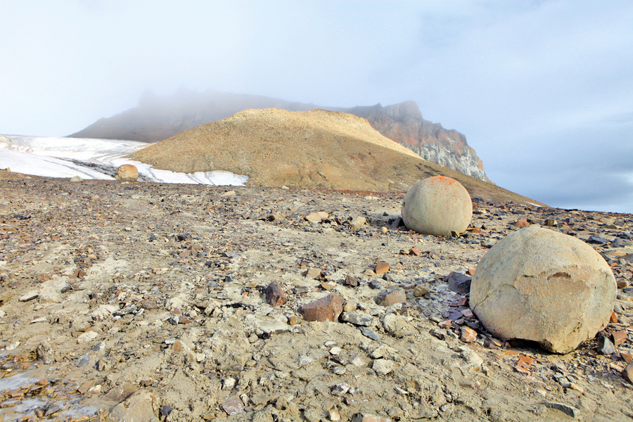 北極圈小島巨大石球  令科學家費解