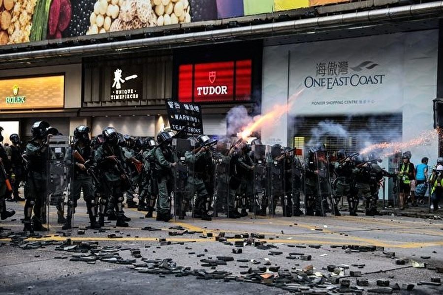 組圖：九龍區大遊行 港警瘋狂掃射催淚彈