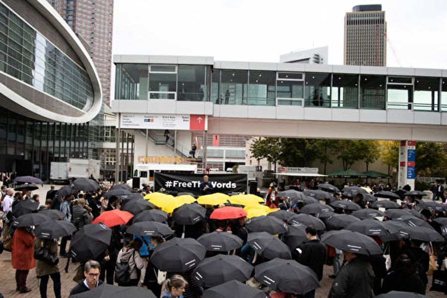 全球最大書展聲援香港 現撐傘集會
