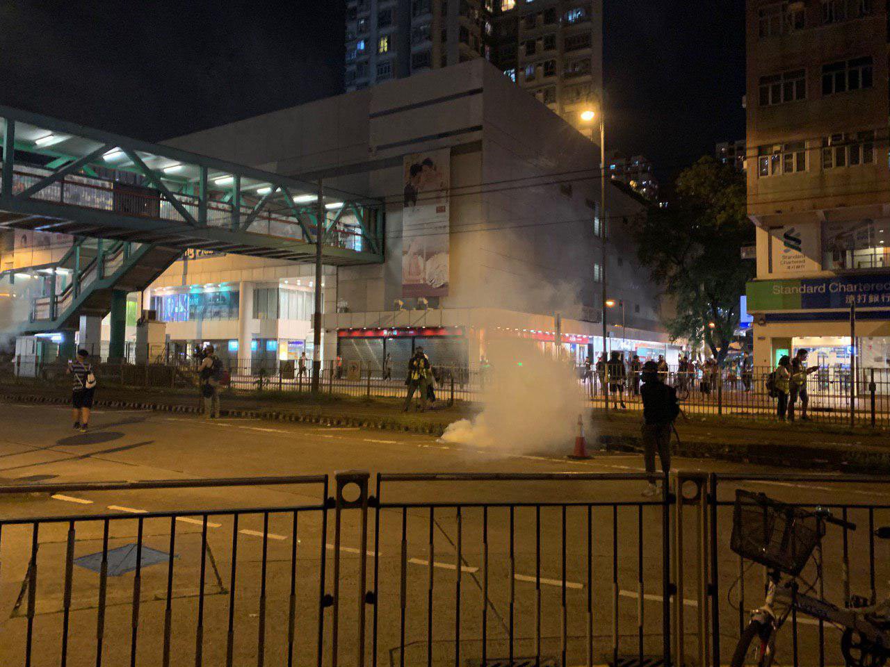 有網民昨日發起集會紀念「元朗恐襲」三個月，晚上有人堵塞元朗大馬路，防暴警員發射多枚催淚彈清場。（韓納／大紀元）