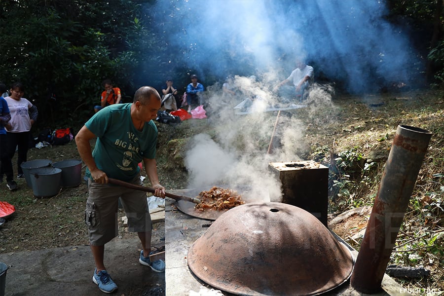 2019年蓮花山秋祭中，聯哥當時仍以現場的爐灶來煮山頭。（陳仲明／大紀元）