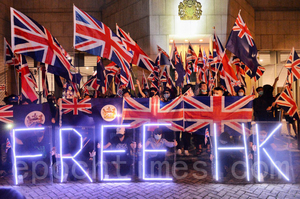 英國領事館外組人鏈 呼應英國聲援香港